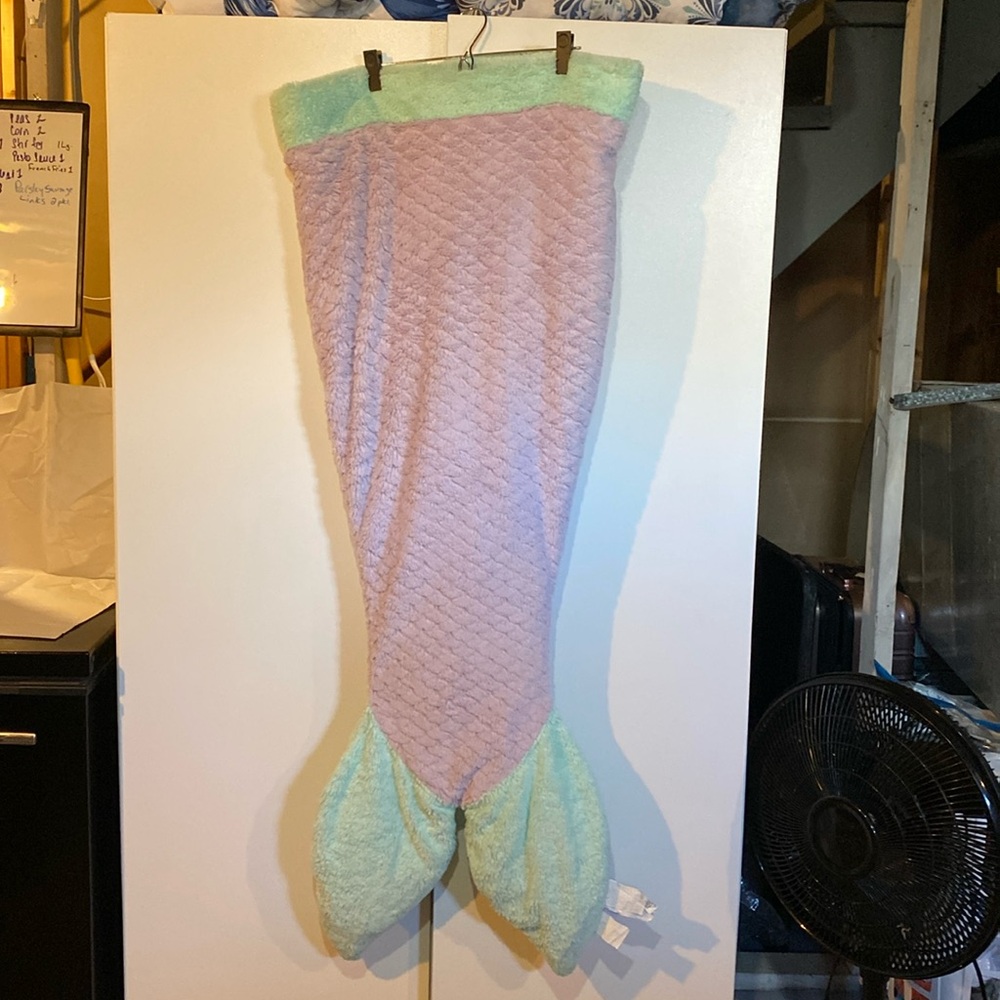 Super cute mermaid tail blanket